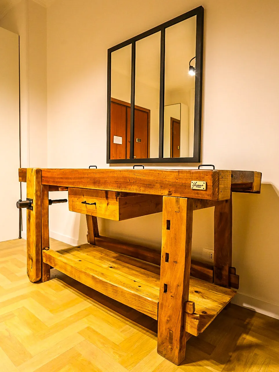 Consolle in ciliegio dopo il restyling di design