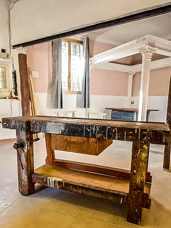 Consolle rovinata in ciliegio prima del restyling