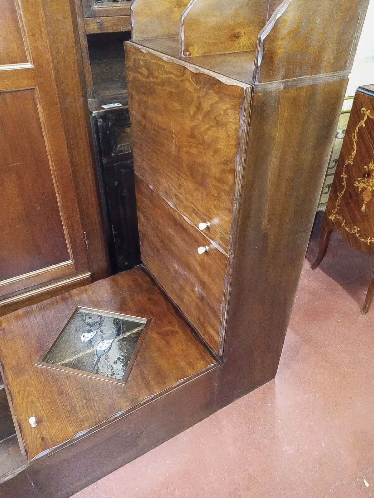 Vecchio pensile da cucina prima del restyling