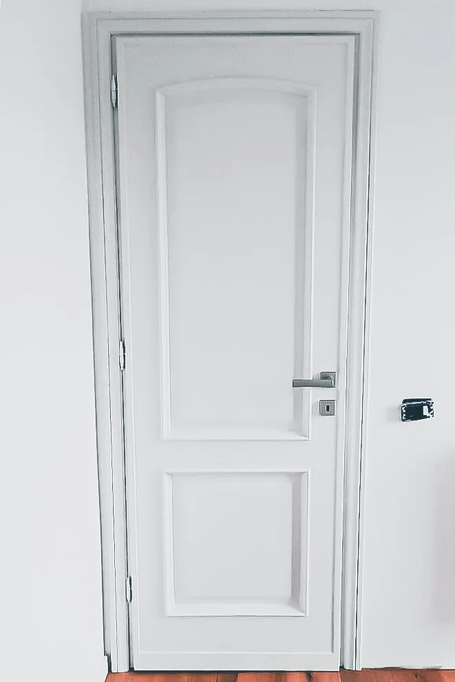 Porta in pino dopo il restauro e la verniciatura