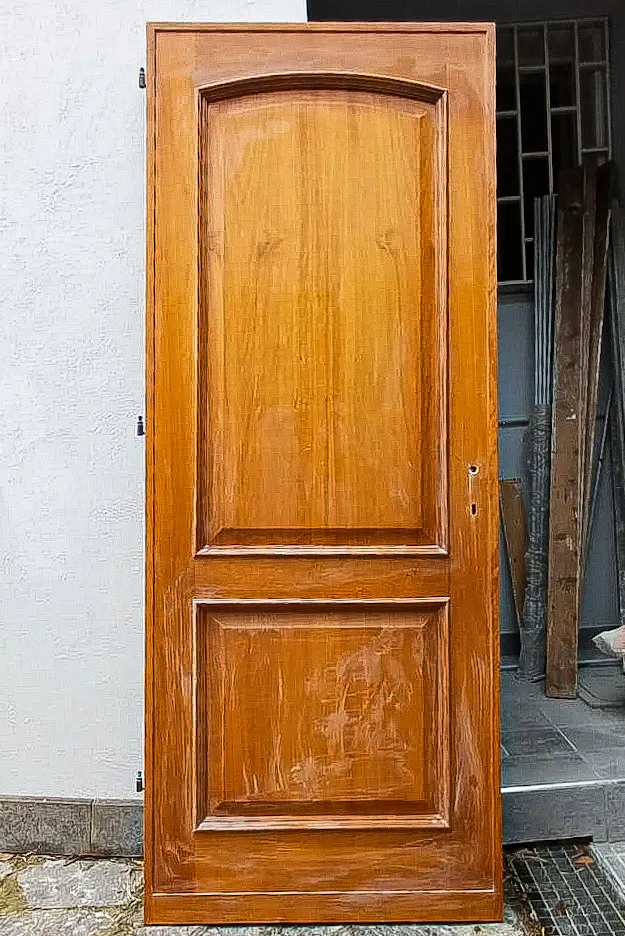 Porta rovinata in pino prima dell'intervento