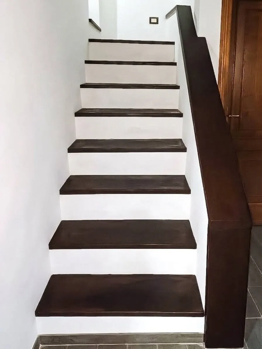 Scala in pino dopo il restauro e la verniciatura