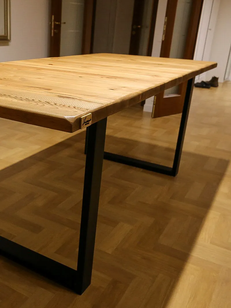 Tavolo in abete dopo il restyling moderno